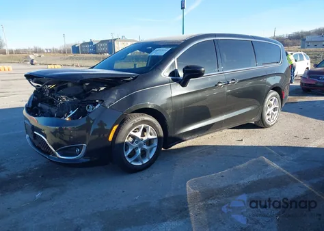 2019 Chrysler Pacifica Touring Plus z USA, uszkodzony, nr VIN 2C4RC1FG7KR681386